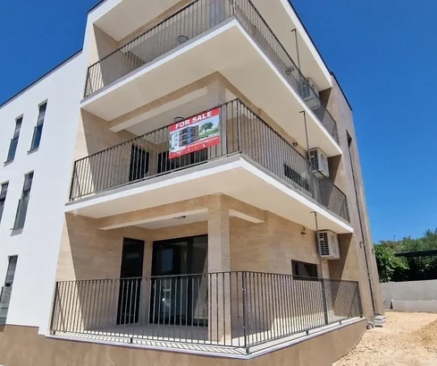 Rogoznica, apartmánový dům 449 m2, se 3 apartmány po 124 m2, bazén, novostavba.