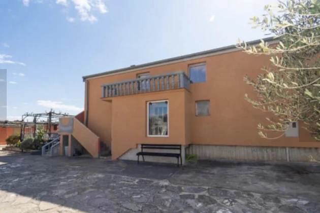 Zadar, Karin, casa independiente con gran jardín y gran potencial