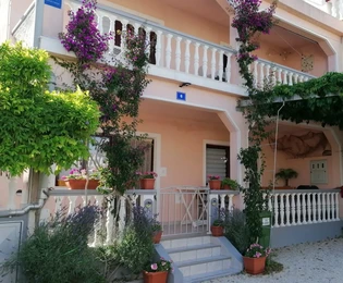 Casa con due appartamenti, lato sud dell'isola di Vir, 120 metri dal mare
