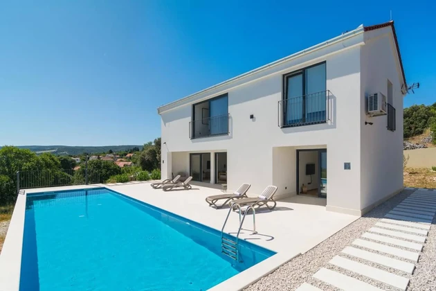 Luxusní vila s bazénem na prodej na ostrově Brač ve vesnici Škrip v Chorvatsku
