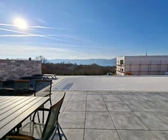 NUOVA VILLA BIFAMILIARE CON PISCINA, AI CONFINI DELLA ZONA VERDE!