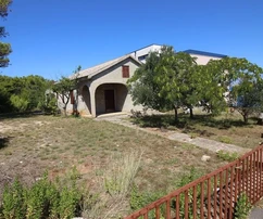 Maison de plain-pied près de la mer avec un grand jardin