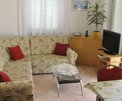 VILLA INDIPENDENTE CON DUE UNITÀ ABITATIVE E PISCINA, IN ZONA TRANQUILLA!