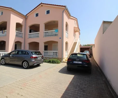 Casa bifamiliare, due grandi appartamenti con giardino