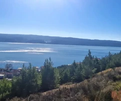 Dugi Rat, stavební pozemek 1389 m2, výhled na moře, 600 m od pláže