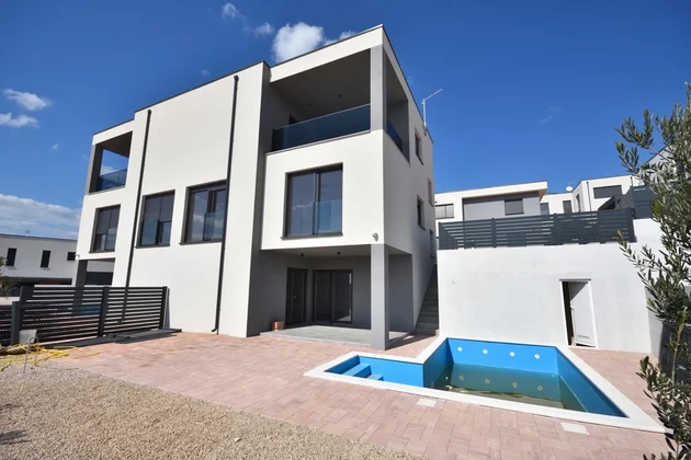 Nueva casa adosada de 3 plantas, con piscina y jardín - a 700 m de la playa