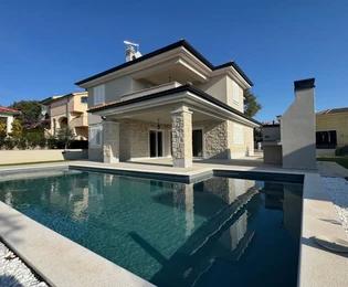 VILLA ESCLUSIVA CON PISCINA, IN POSIZIONE TRANQUILLA!