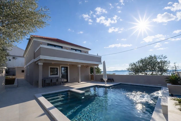 Zadar, Diklo: Luxuriöse Strandvilla mit Pool und Olivenhain