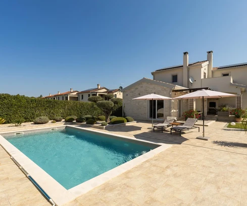Istra, Tar, kamena vila s bazenom