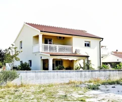 Vodice-i ház három apartmannal, kerttel és pavilonnal