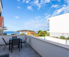 Dům s byty na prodej v Rogoznici v Chorvatsku