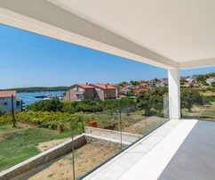 Moderno appartamento con tre camere da letto in vendita con vista sul mare a Rab in Croazia