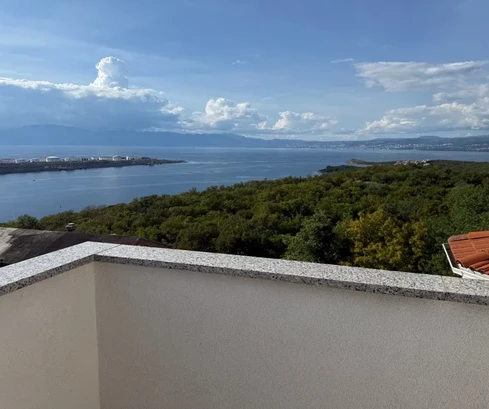 ZAŘÍZENÝ MEZONETOVÝ BYT S VÝHLEDEM NA MOŘE, NA KLIDNÉM MÍSTĚ!