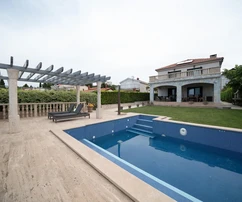 Villa avec piscine à vendre en bord de mer à Sveti Filip i Jakov en Croatie