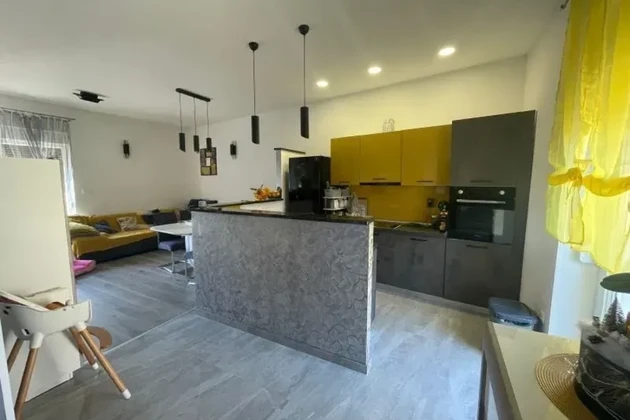 Kaštel Novi, wygodne dwupokojowe mieszkanie o powierzchni 89 m2 na drugim piętrze w centrum, parking