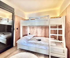 Atractiva casa adosada con piscina, en una ubicación tranquila!