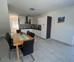APPARTAMENTO ARREDATO CON PISCINA E GIARDINO, IN UNA ZONA TRANQUILLA!
