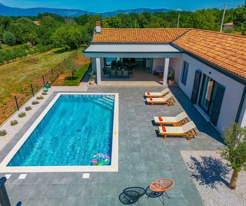 Istria, Labin: Incantevole casa con piscina in un villaggio