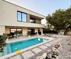 VILLA DE LUJO CON PISCINA Y JARDÍN, EN UNA ZONA TRANQUILA!