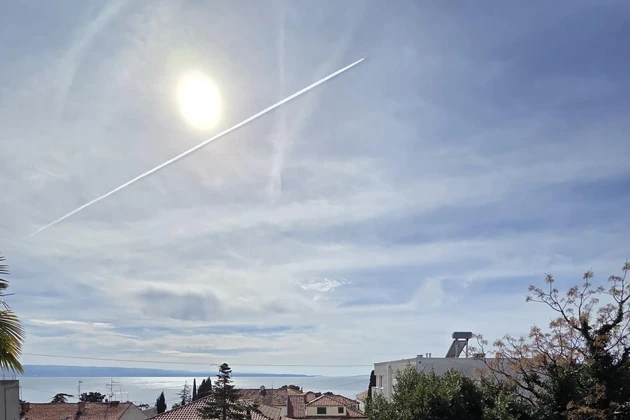 Split, Bacvice, Dvojizbový apartmán s dvorom a výhľadom na more