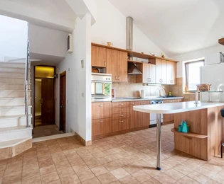 Samostojeća kuća na prodaju s pogledom na more