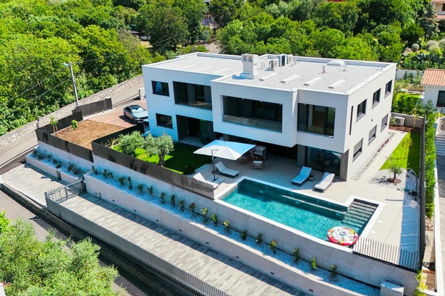 Városi villa 2 luxuslakással és panorámás kilátással a Kvarner-öbölre