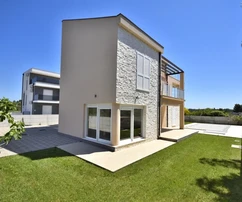 Srima, Vodice – Haus mit 4 Apartments und Swimmingpool, 800 m vom Strand entfernt