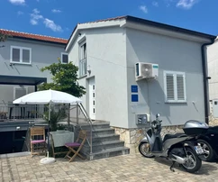 Atrakcyjny budynek mieszkalny z sześcioma apartamentami i penthouse'em, 1000 m od morza!