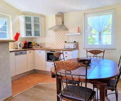 Bájos ház Brač szigetén, a tengerpart közelében, azonnal beköltözhető állapotban