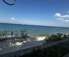 Просторный трехэтажный дом у моря доступен для покупки в Хорватии.
