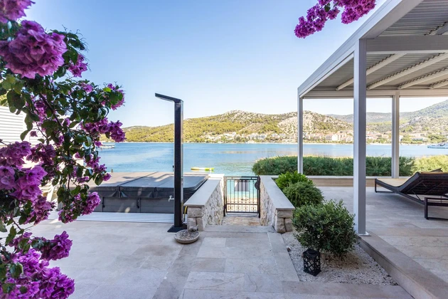 Casa junto al mar en venta en Seget, Croacia