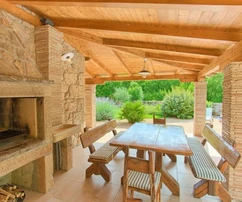 AUTHENTISCHE STEINVILLA MIT POOL UND BAUGRUNDSTÜCK IN RUHIGER LAGE!