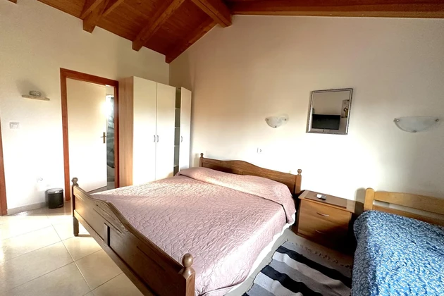 Istria, Brtonigla, casa con 2 appartamenti e autentica taverna in pietra