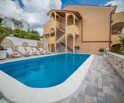 Trogir, bliźniak o powierzchni 471 m2 z basenem, 25 m od morza, z otwartym widokiem na morze