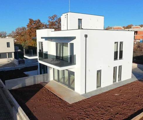 Casa adosada en venta a solo 500 metros del mar en Brtonigla, Croacia