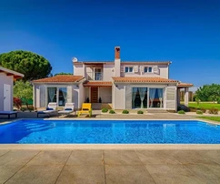 Fažana - Stunning modern villa with spacious garden for sale