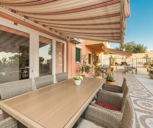 Apartamentowiec z widokiem na morze na sprzedaż w Makarskiej w Chorwacji