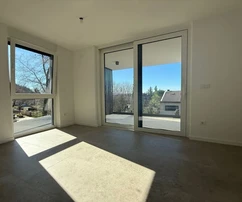 NOVÝ ATRAKTÍVNY APARTMÁN SO ZÁHRADOU, 170 M OD MORA!