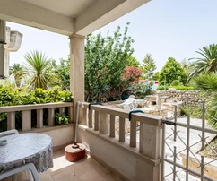 Apartmánový dům na prodej v první linii u moře v Gradaci v Chorvatsku