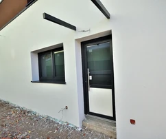 Vodice - *NOVOSTAVBA* mezonetový byt se zahradou, střešní terasa