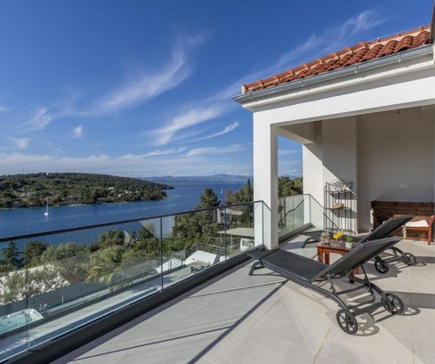 Luxusvilla medencével és tengerre néző panorámával Šoltán