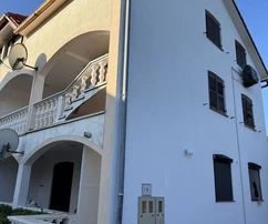 Apartmán s dvoma spálňami, mestská voda a kanalizácia