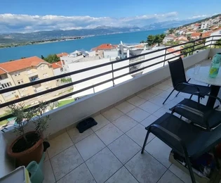 Trogir, Miševac, appartement confortable de 3 chambres, 86 m2, vue sur la mer, à 170 m de la mer
