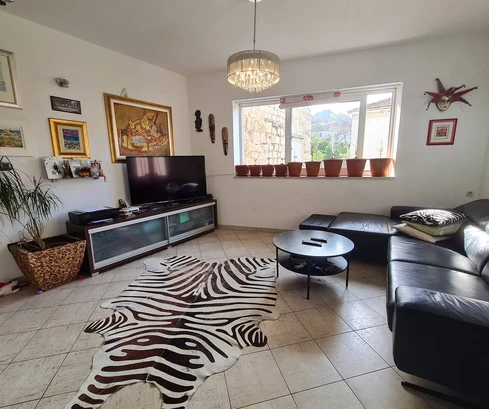 Maison en pierre à vendre à Trogir à quelques pas de la mer en Croatie