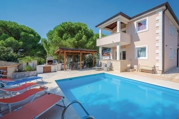 Pola, Istria: Affascinante residenza plurifamiliare disponibile per l'acquisto