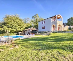Istrie, région de Poreč, villa istrienne rustique avec piscine et grande cour à vendre