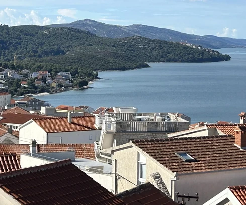 Trogir, Okrug Gornji, Apartmán S5 v druhém patře o rozloze 76 m² se střešní terasou