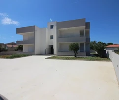 Novostavba apartmánu s výhľadom na more a veľkou terasou na ostrove Vir