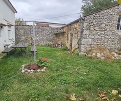 Jadranovo, dom s tromi apartmánmi, výhľad na more, parkovanie a záhrada, blízko mora