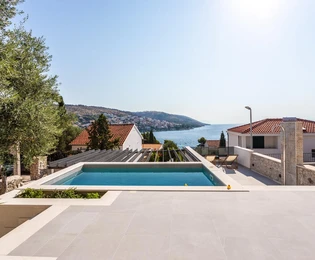 Maison familiale à vendre à seulement 80 mètres de la mer à Okrug en Croatie